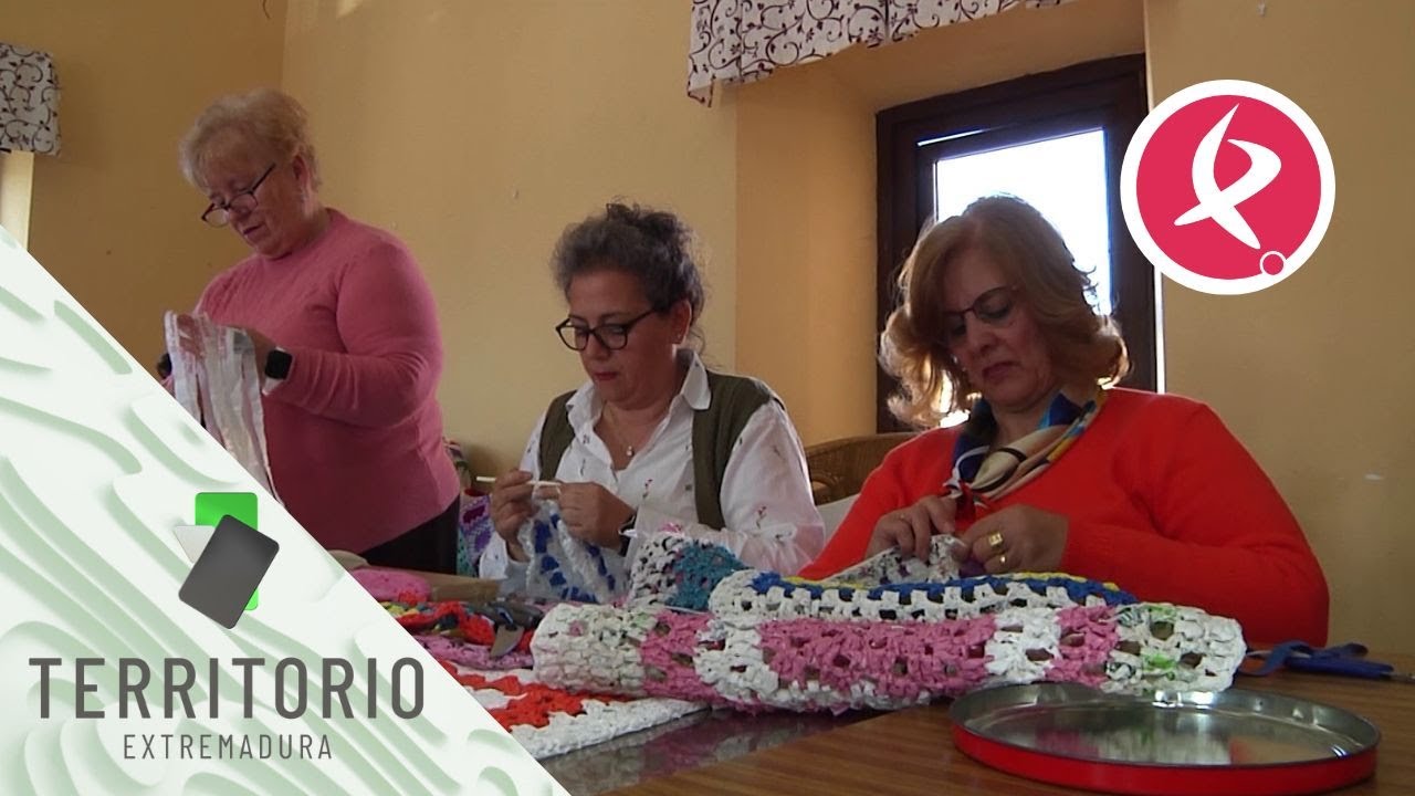 Cuarenta vecinas de Aceuchal quieren teñir el cielo del pueblo de colores | Territorio Extremadura