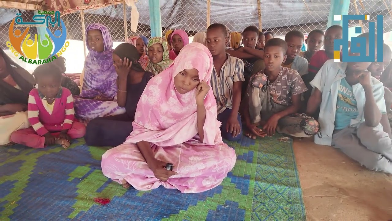 طالبة بإحدى محاضر جمعية البركة تحفظ أسماء الله الحسنى
