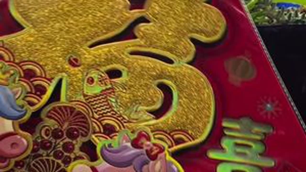 今天是除夕了，提前祝小伙伴们新年快乐，除夕了把前两天买的春联给贴上，虽然回不了老家过年，但是过年的气氛也是要搞点出来。🤣🤣🤣#vlog日常 #贴春联贴福气 #贴春联啦 #贴福字 #贴春联