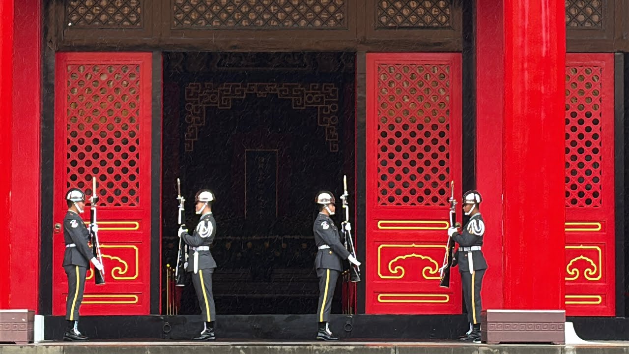 11.11.2025 國民革命忠烈祠內殿陸軍儀隊禮兵交接「雨天方案版」 （National Revolutionary Martyrs' Shrine R.O.C Army Honor Guard)