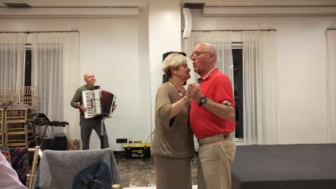 APLAUDIENDO A JULIAN - ACORDEONISTA CANTABRO  - AMENIZANDO PARA LOS ADULTOS MAYORES  - ESPAÑA .