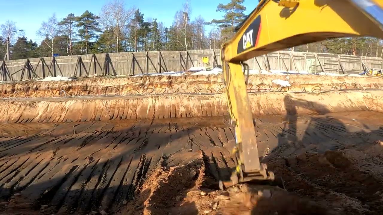 Экскаватор CAT315 копает котлован.