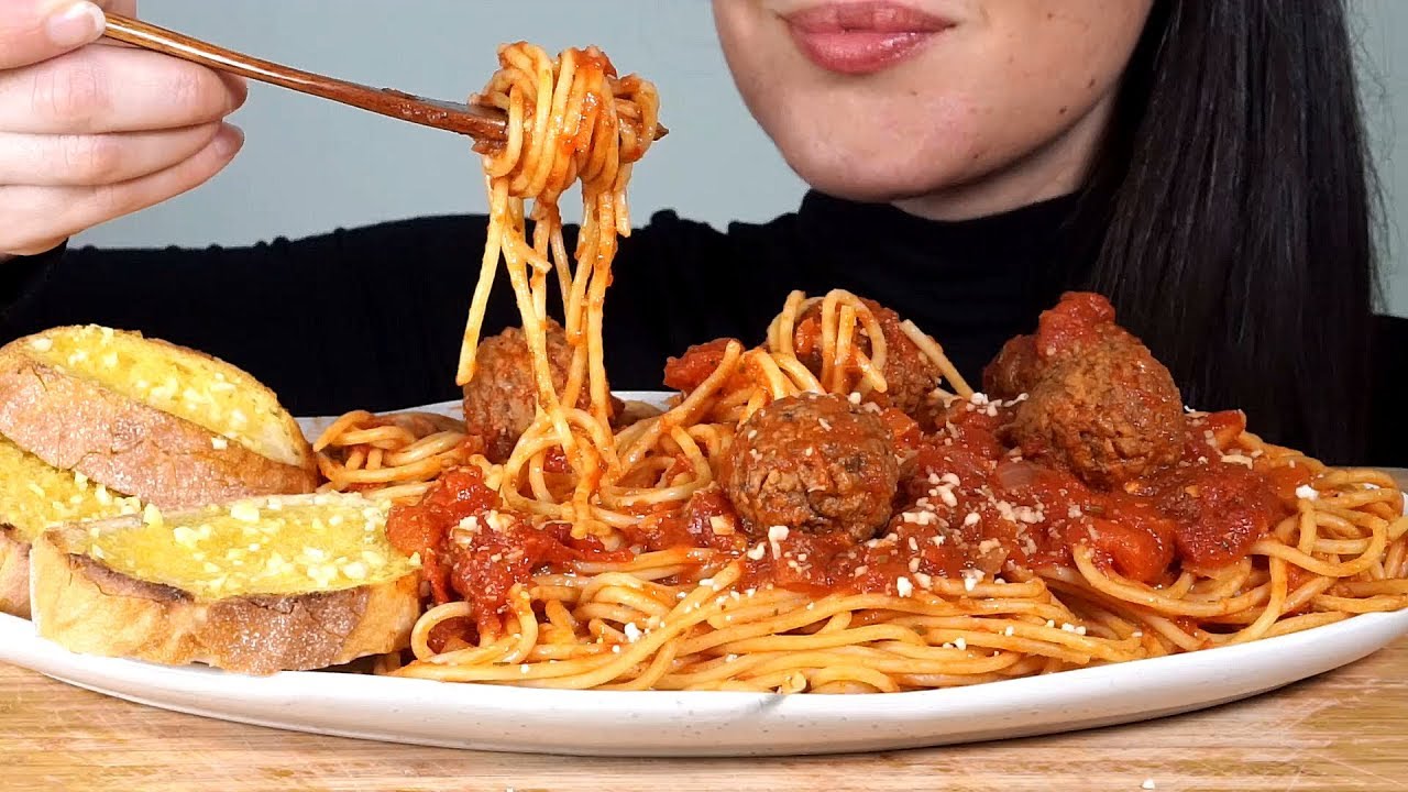 ASMR Eating Sounds: Vegan Spaghetti and Meatballs (No Talking)