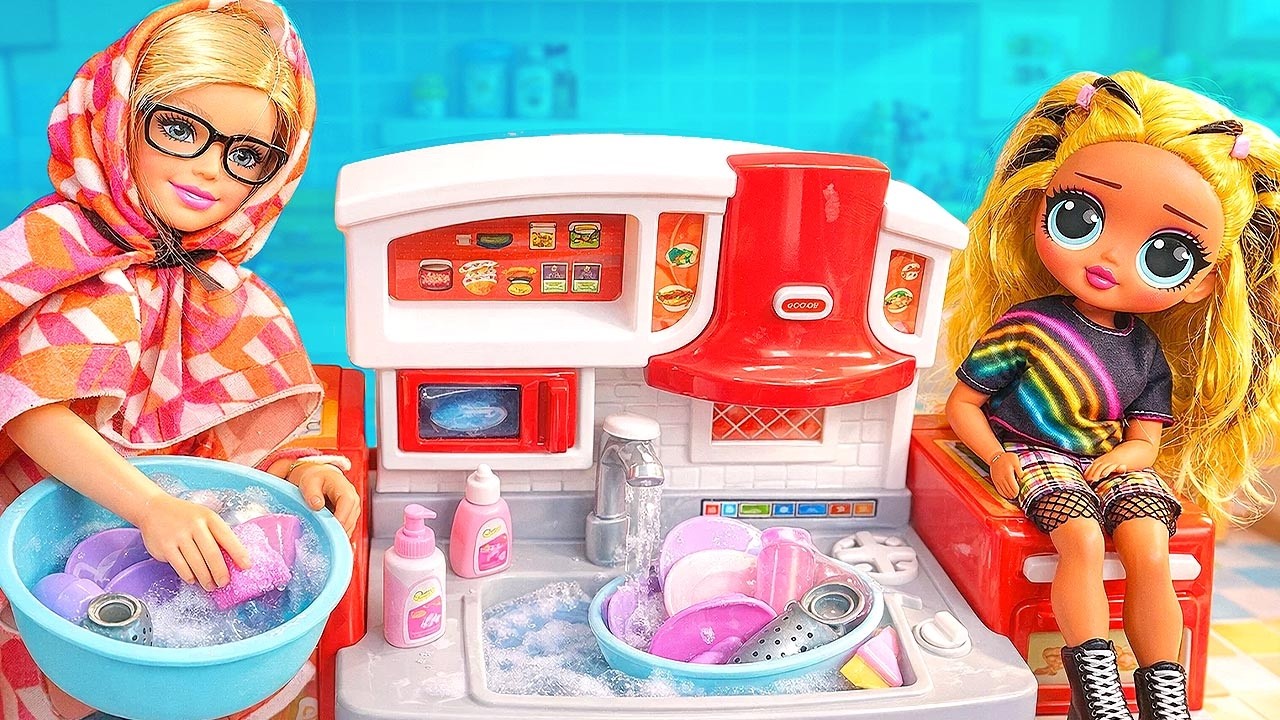 Barbie Nine'nin bulaşık makinesi bozuldu! Bulaşıkları nasıl yıkayacak? Çocuk oyunu.