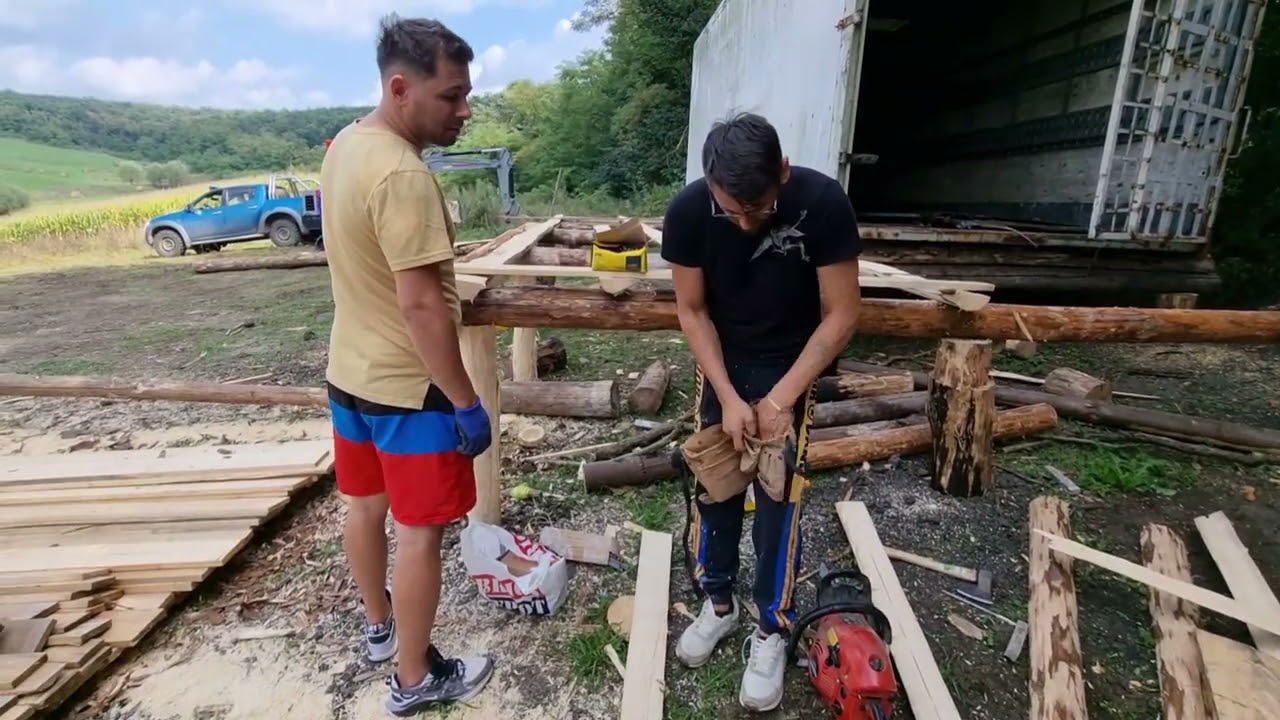 Avem ajutoare la curățat lemul de la casuta din padure