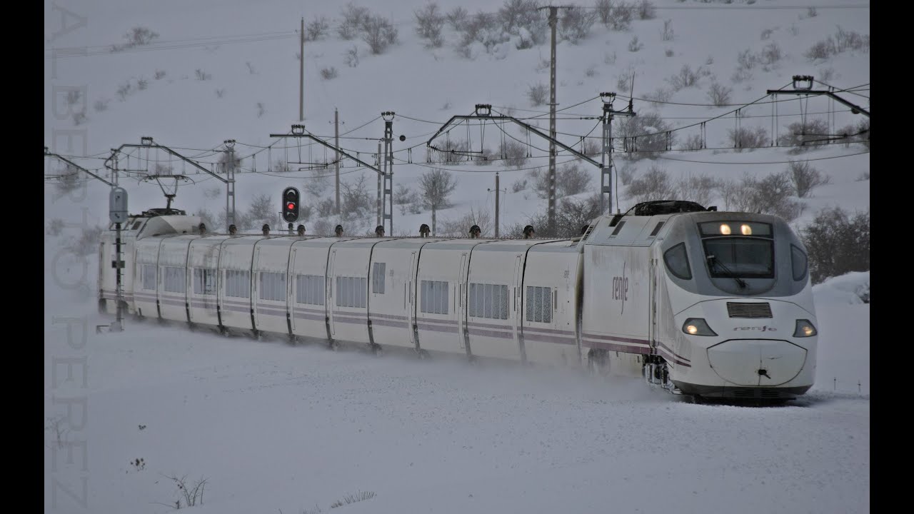 Renfe serie 130 en Pajares con mucha nieve