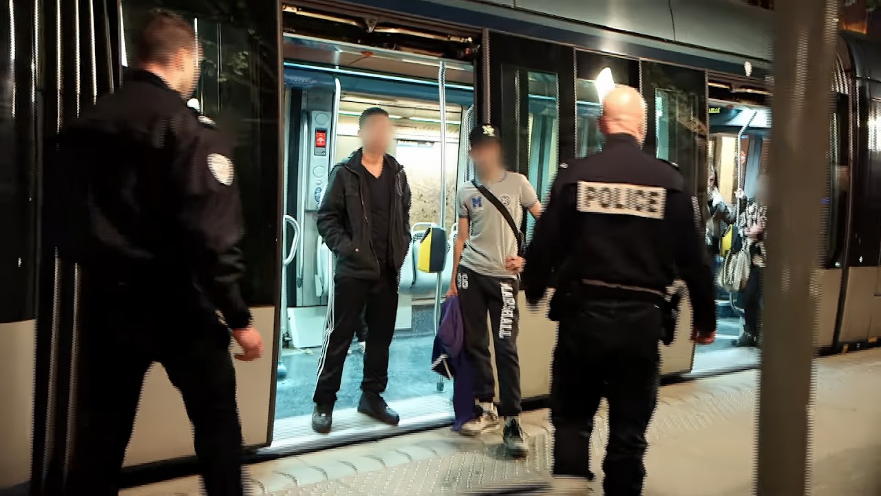 Commissariat de Bordeaux : immersion dans le quotidien des policiers (sans commentaire)