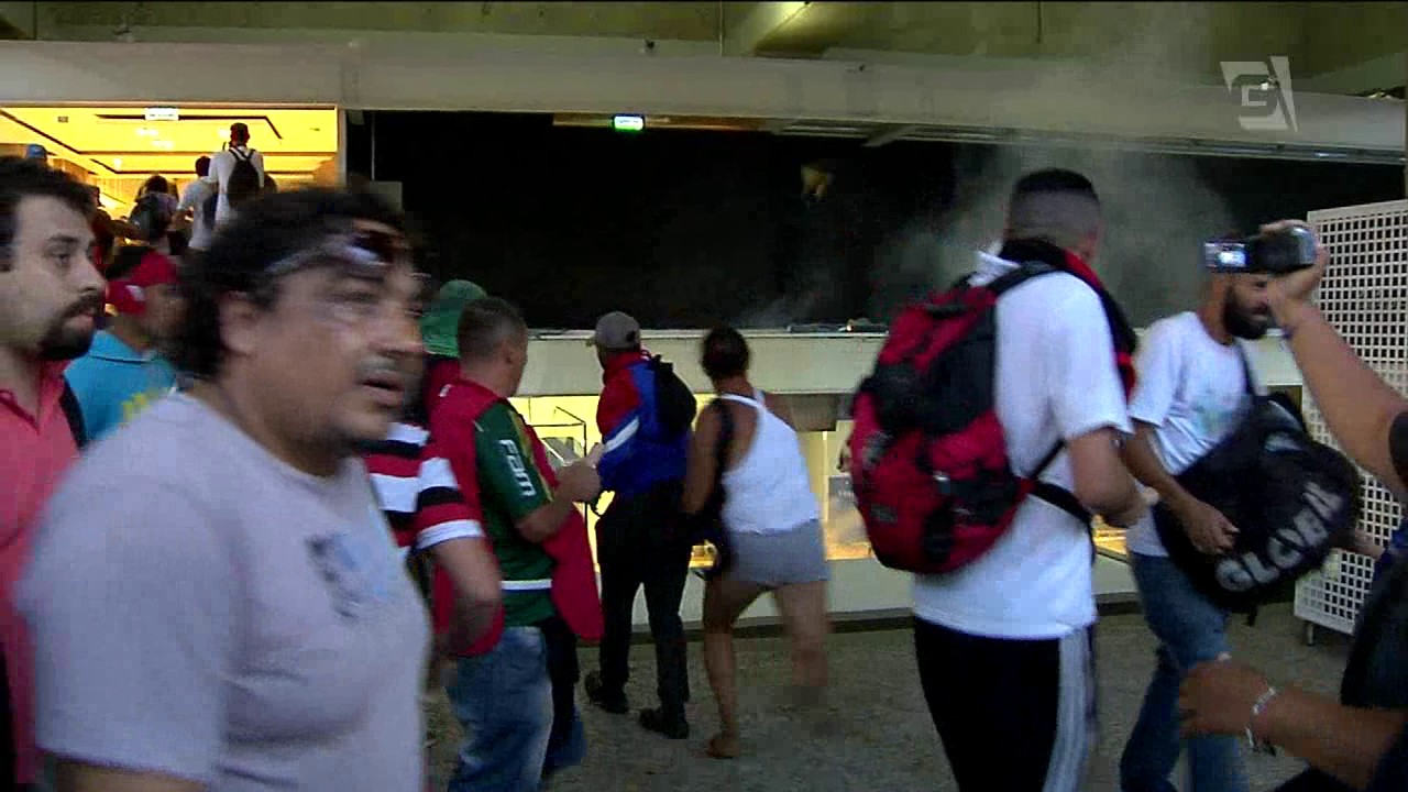 Alvo de vandalismo, Fiesp recolhe destroços