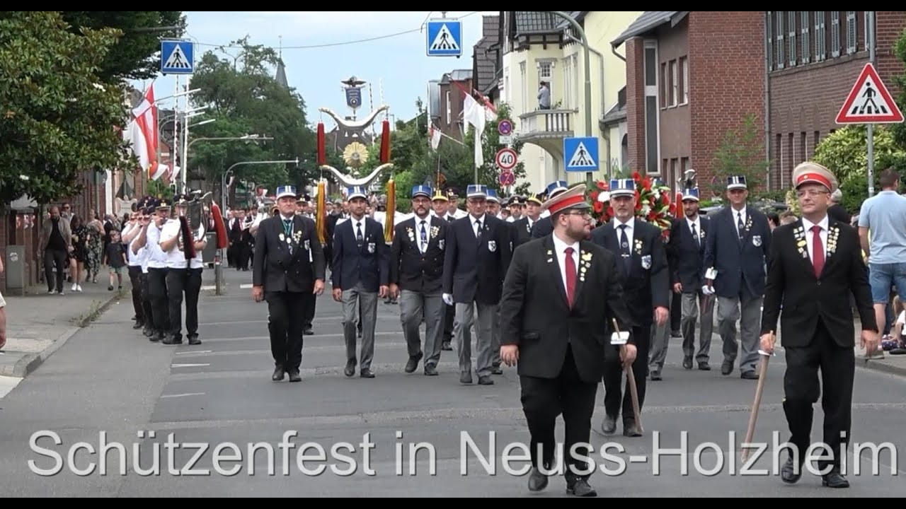 Schützenfest 2025 in Neuss-Holzheim. Aufmarsch zur Kranzniederlegung und zum Zapfenstreich