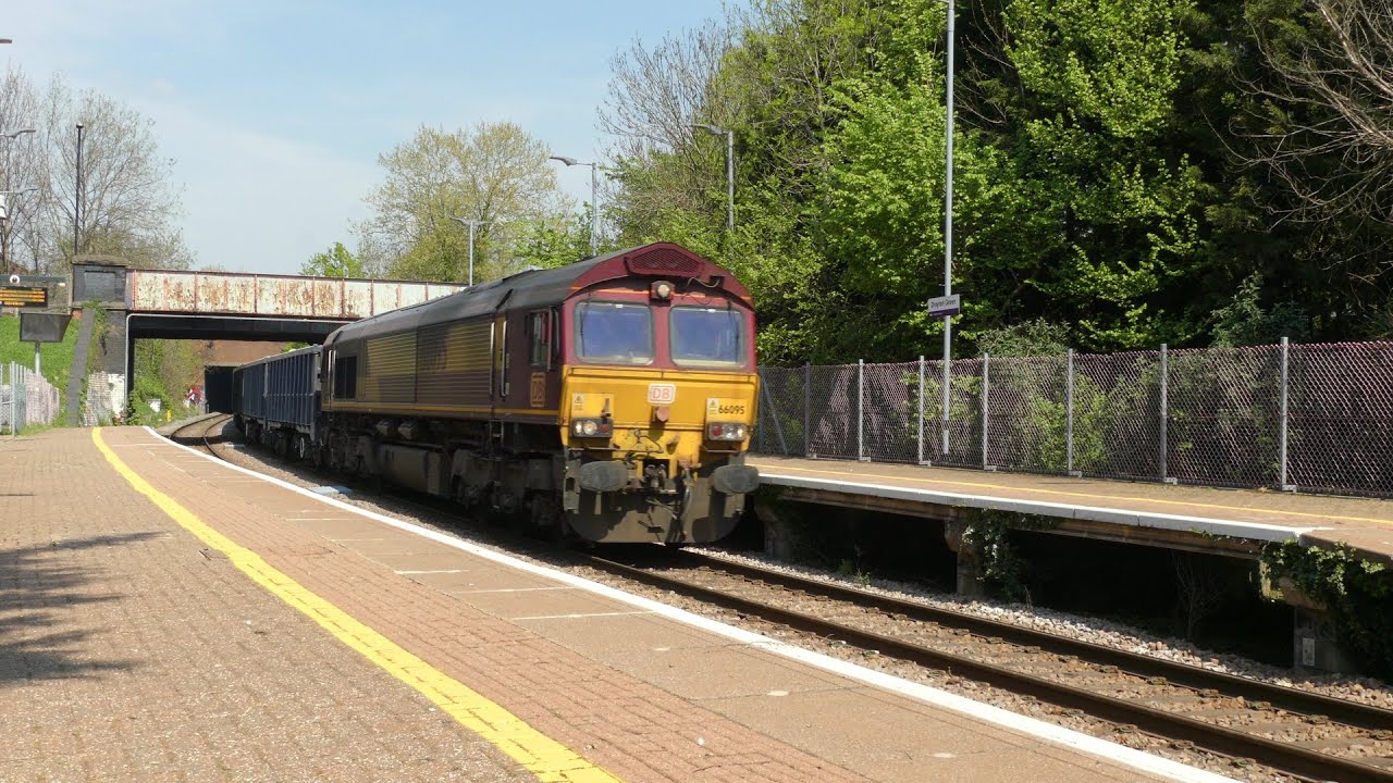 More at Drayton Green, 165120 (GWR), 165023 (Chiltern), 66106 and 66095. 21 April 2022.