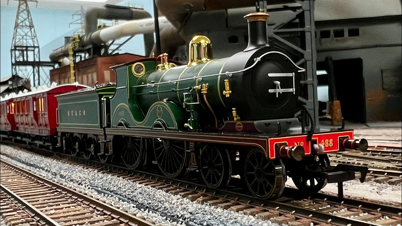 The best looking OO scale locomotive ever? SECR Hatton's Genesis coaches & Class D 4-4-0 from Dapol