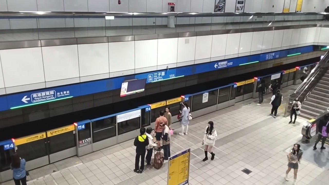台北捷運麻吉貓x捷米x太空之旅親子友善彩繪列車進站