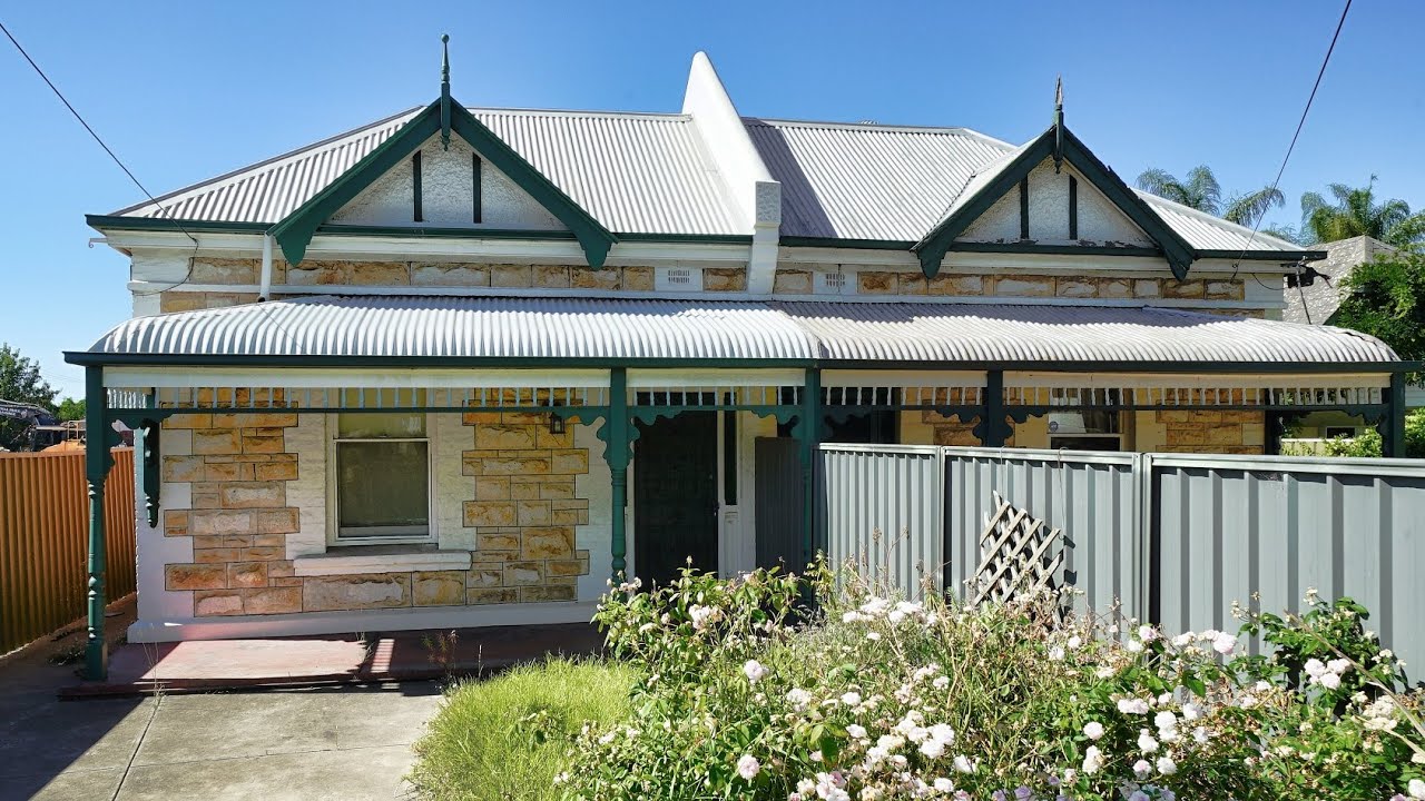 Beautiful Edwardian duplex with original features/found vintage stereo.