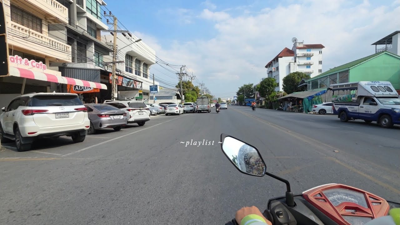 Hai chị em đi chợ phiên bang phu ở non-tha-phu-ri  thai lan. 