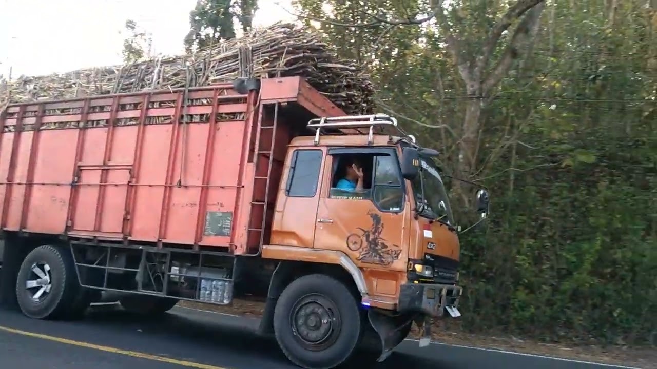 Truck tebu gandeng merambat ditikungan nanjak jalur tengkorak lahor karangkates