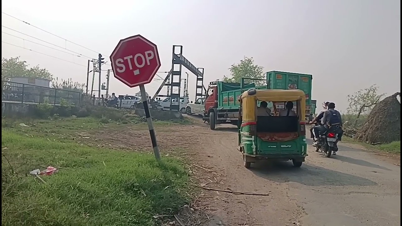 आज हम गए थे मार्केट ईद की शॉपिंग करने के लिए।।