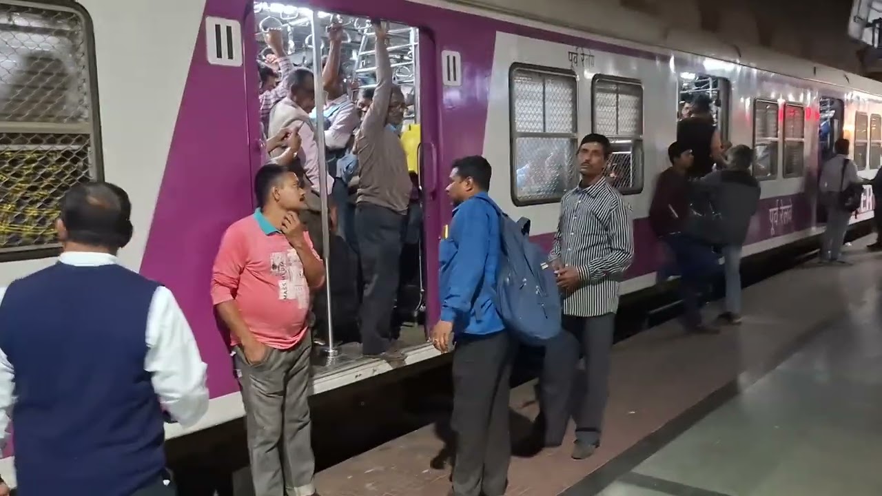 Itni bheed itni kachad pachad dekhi hai kabhi apni life mein @ SEALDAH STATION EVENING VIEW 🚂🚂🚂🛤🛤🛤🙂🙂