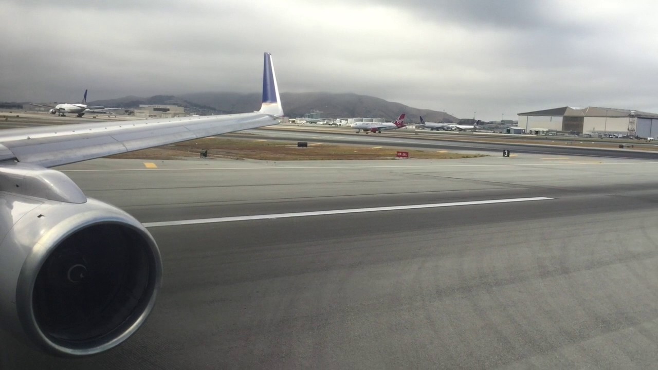 United Airlines Boeing 757-300 takeoff from SFO Airport