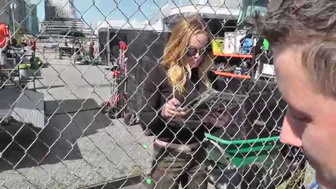 Caity Lotz Meet&Greet with fans on set of Legends of Tomorrow