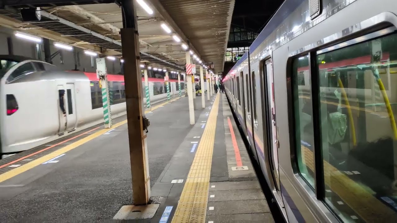 【横クラ235系成東駅行きケチレンジ停車中に佐倉駅停車のN’EX】横クラNe--010+Ne-015編成　成田線特急成田エクスプレス51号 成田空港駅行き　佐倉駅入線