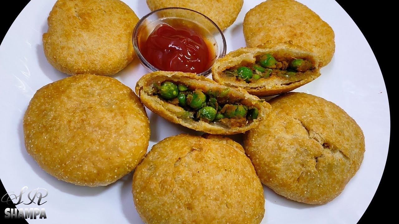 গোটা মটর দানার খাস্তা কচুরি। শীতের সন্ধ্যায় চা এর আড্ডা জমিয়ে দেবে এই কচুরি। Green Peas Kachuri.