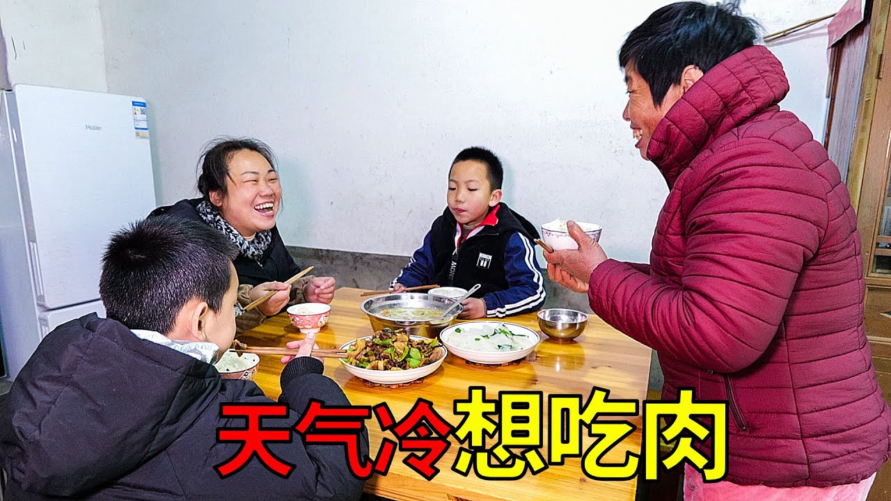 天氣冷，飯桌上婆婆的舉動，惹得家人哈哈大笑 | Cold weather, mother-in-law's actions, causing family members to laugh