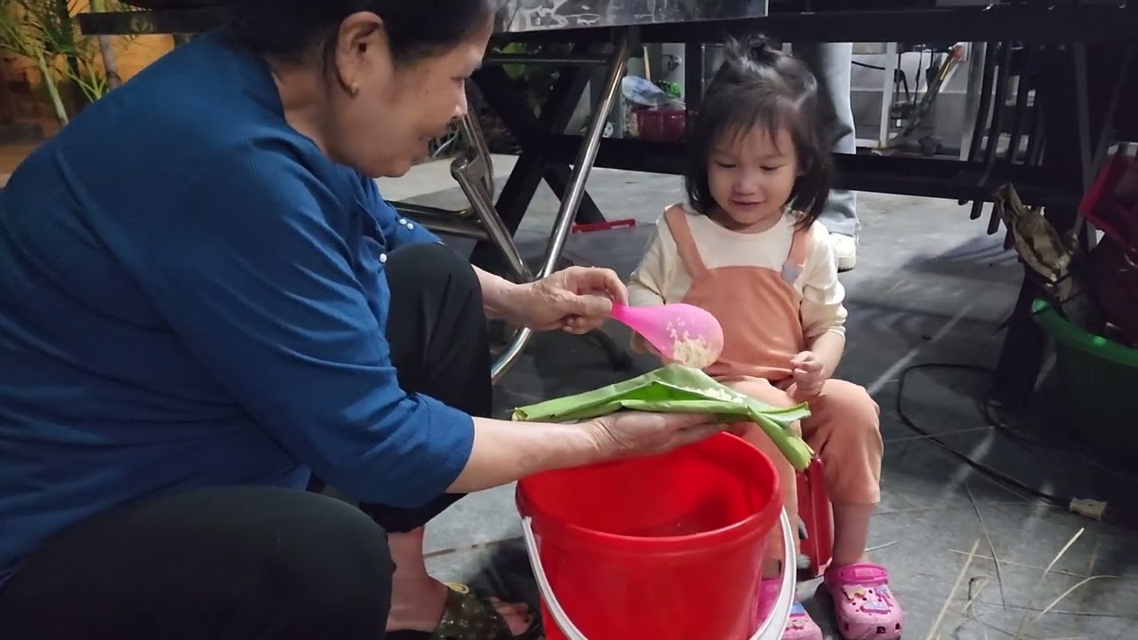 Em Gạo gói bánh cùng bà nội và bác
