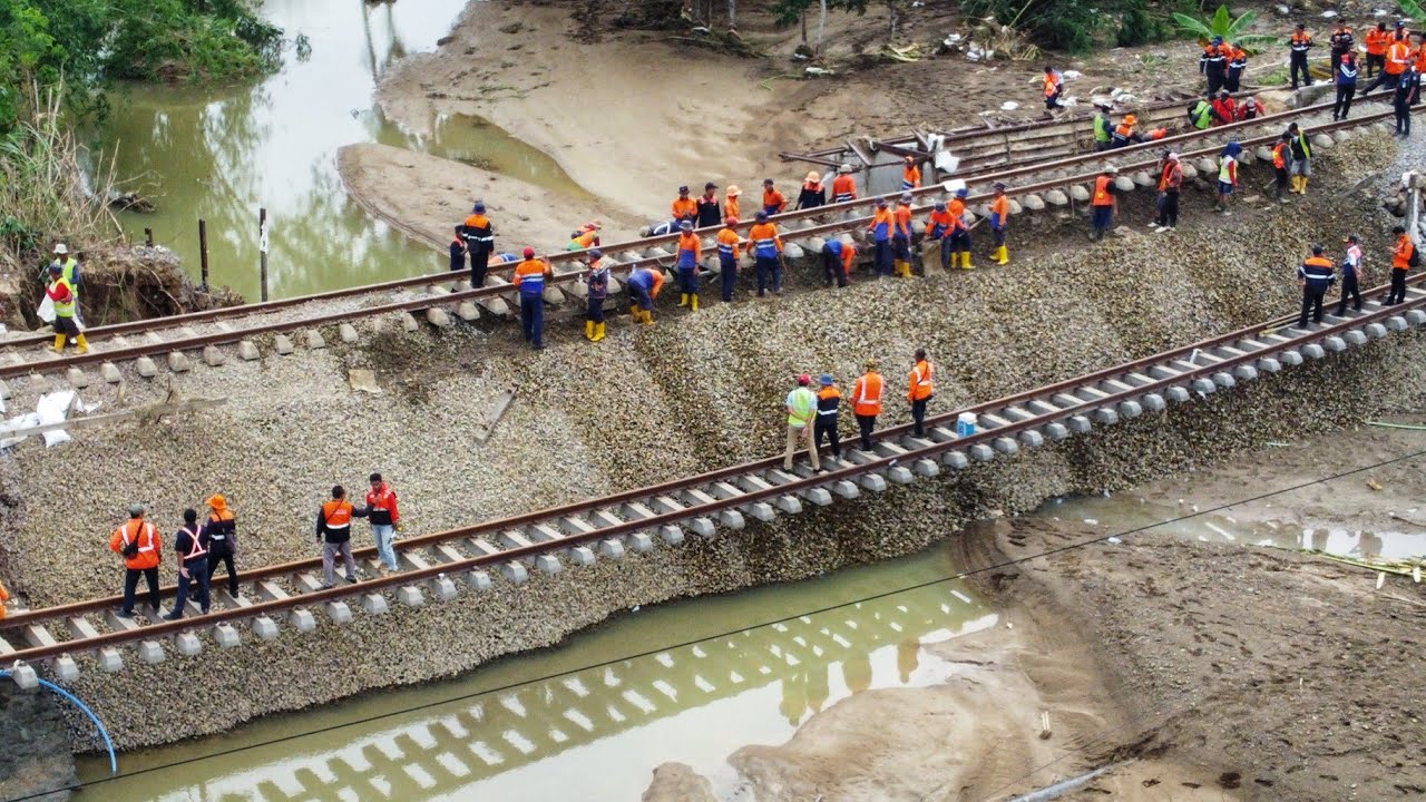 SECEPAT INI PENANGANAN REL MENGGANTUNG, KAI BEKERJA 24 JAM AGAR KERETA BISA LEWAT !