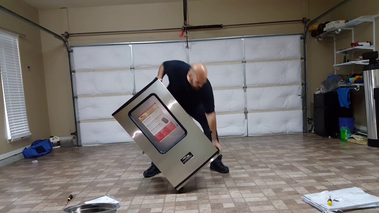 Unboxing a Masterbuilt Electric Smoker