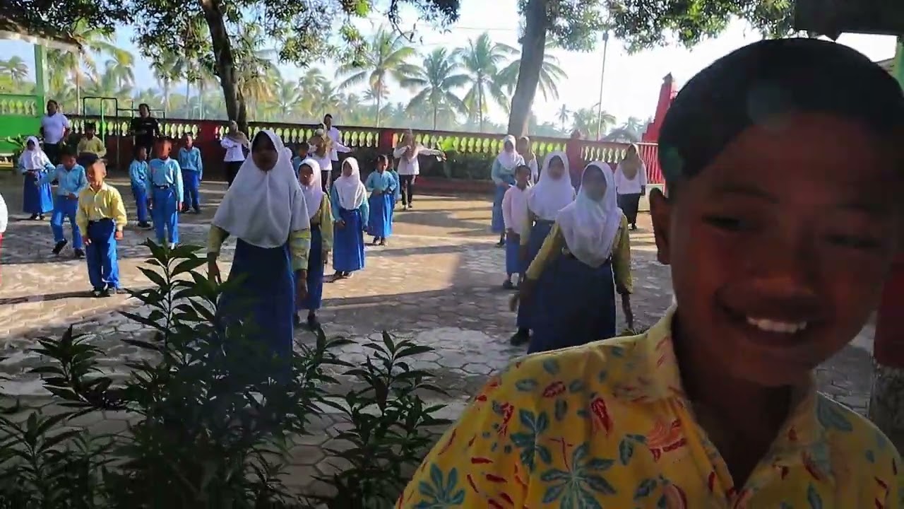 Senam Anak Indonesia Hebat Bersama Guru dan Siswa SDN Karangsengon 1