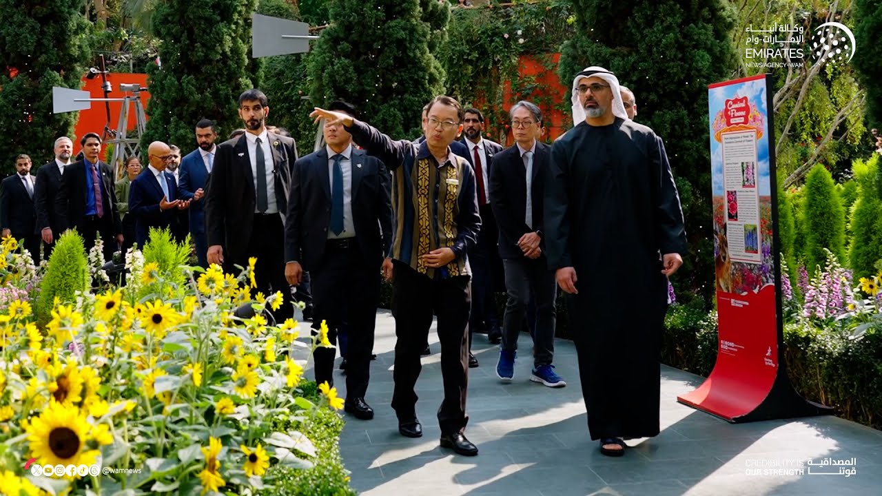 ولي عهد أبوظبي يزور منتزه حدائق الخليج في سنغافورة