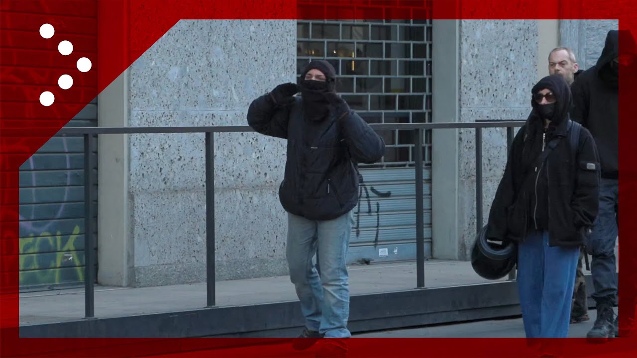 Milano, la partenza del nuovo corteo anarchico: urla contro i giornalisti