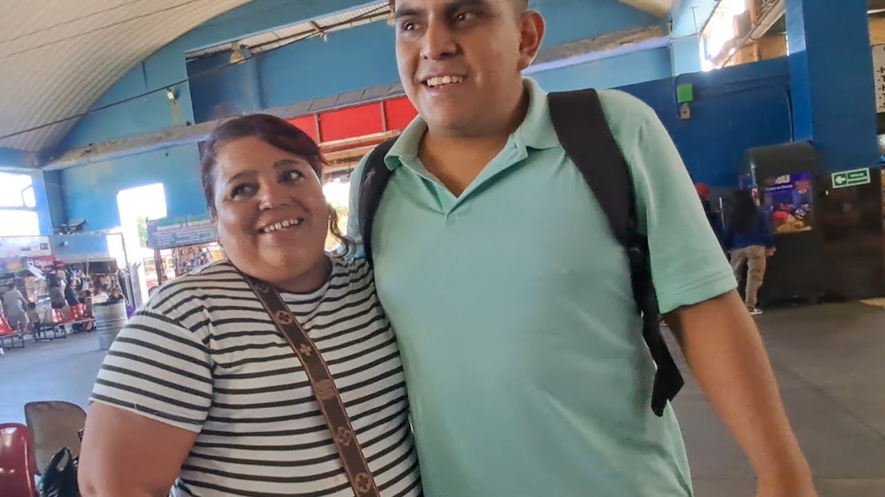 AYUDANDO ALA MINI  EN SU EMPRENDIMIENTO CONOCIENDO ASU  AMIGO