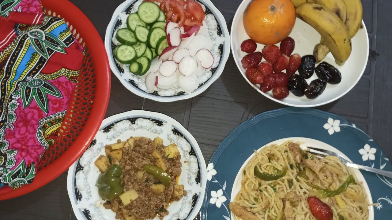 Aj nani ke kitchen mein iftari mein banaa mutton keema or sath main spaghetti 😋🍛🥔