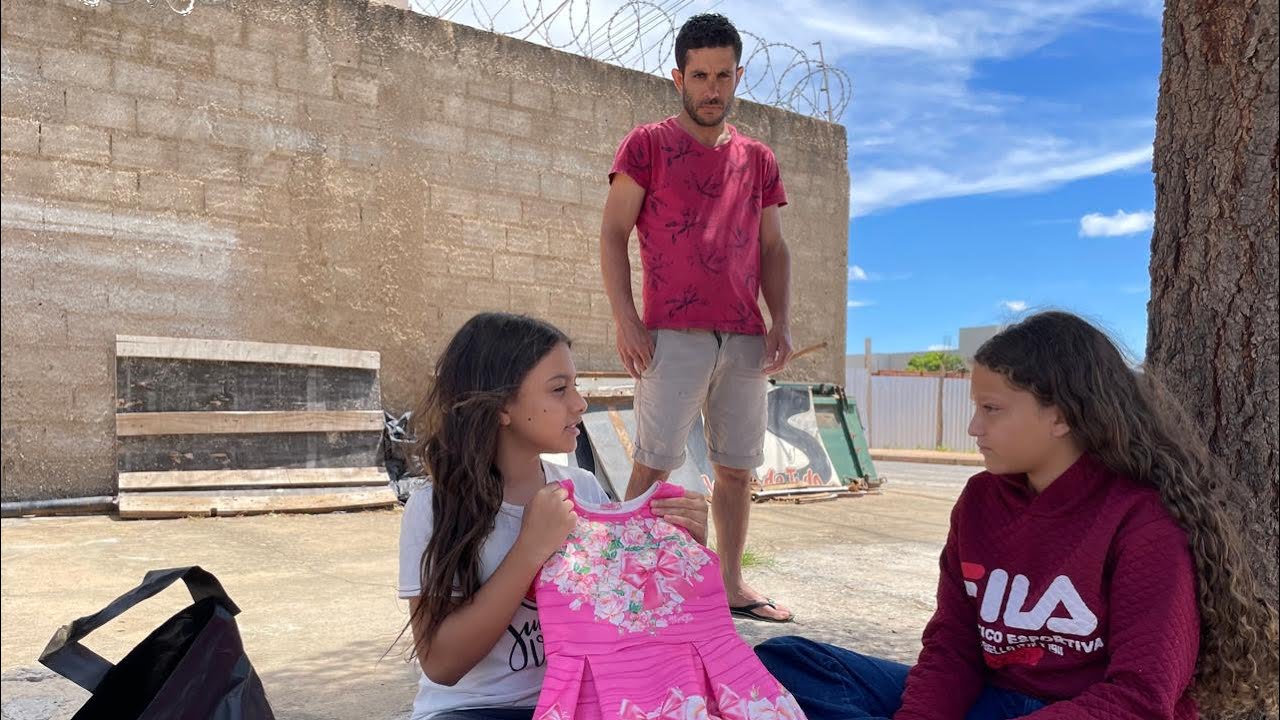 Menina pobre encontra roupas no lixo — o que aconteceu depois comoveu a todos 😱😨