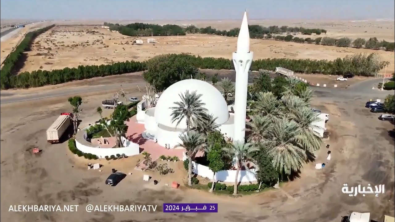 مسجد مميز بقبة بيضاء عملاقة على طريق جدة المدينة