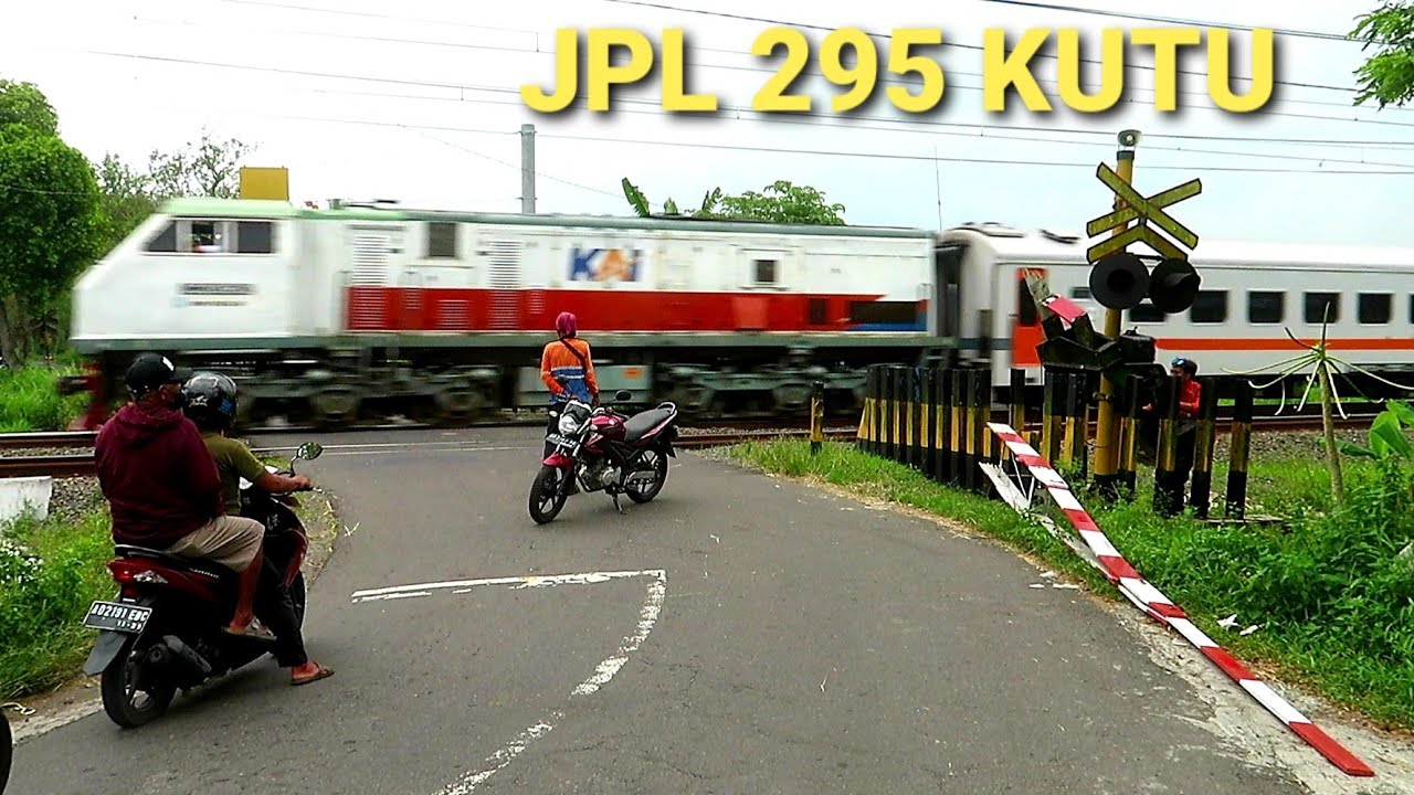 DETIK DETIK PALANG PERLINTASAN JPL 295 KUTU PATAH TERTABRAK PICK UP