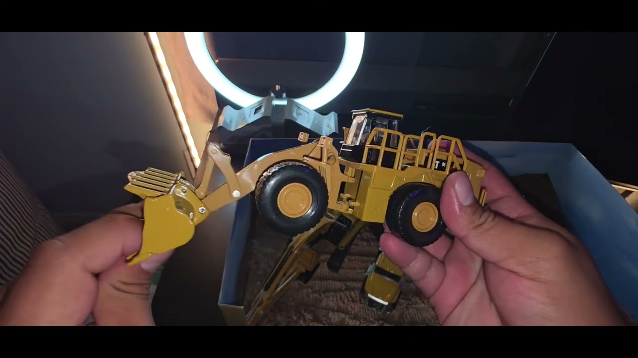 Diecast Masters Caterpillar construction set unboxing.