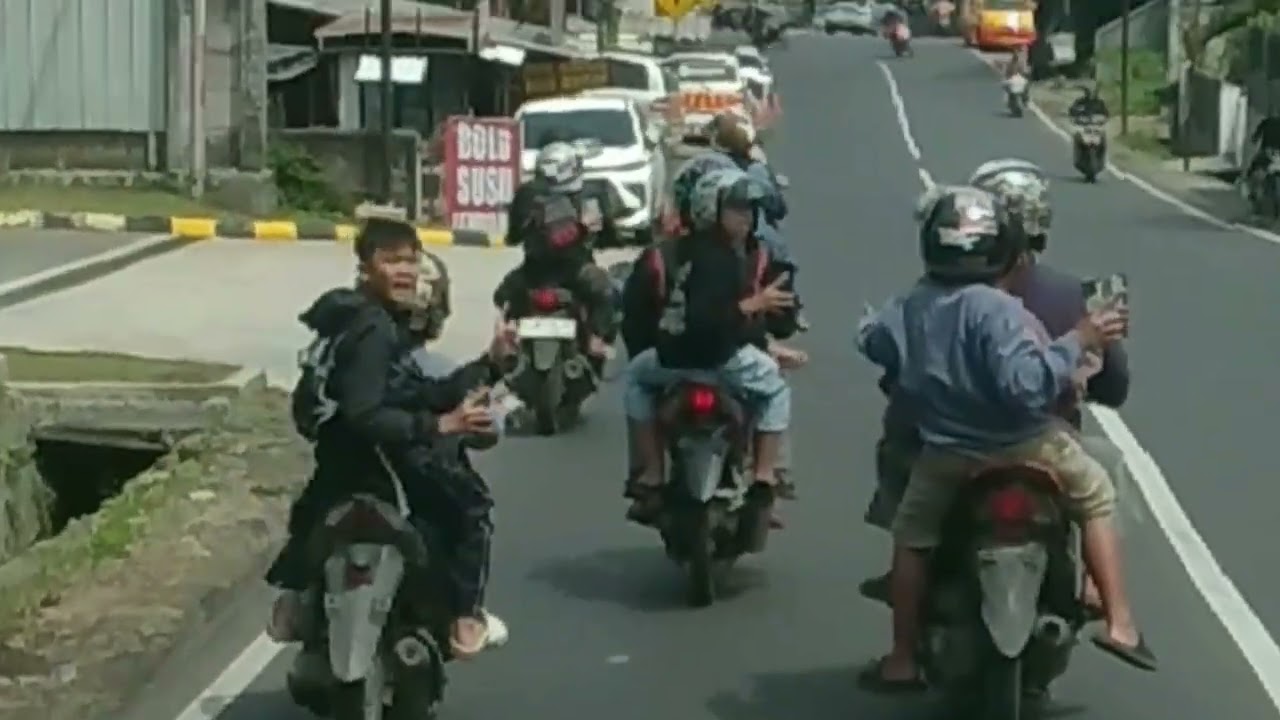 Aksi 4 Pemotor menghadang Bis Pariwisata 😡💀