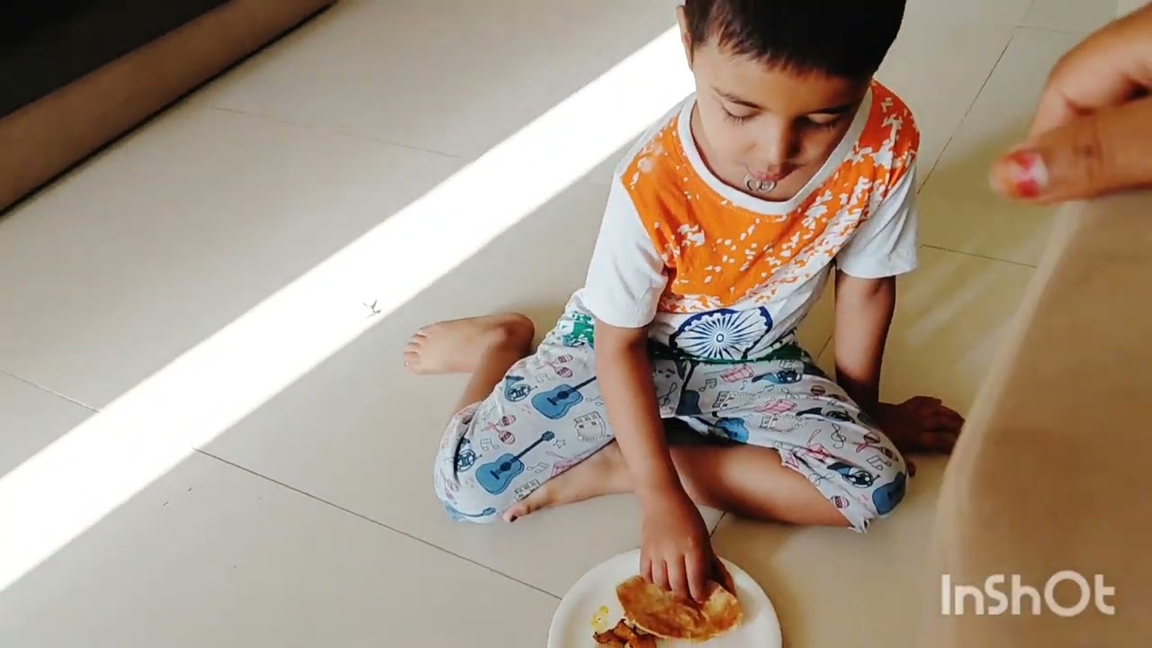 आज बनाई हूं आलू की बुझिया पूरी और कुछ मगाई हूं... 