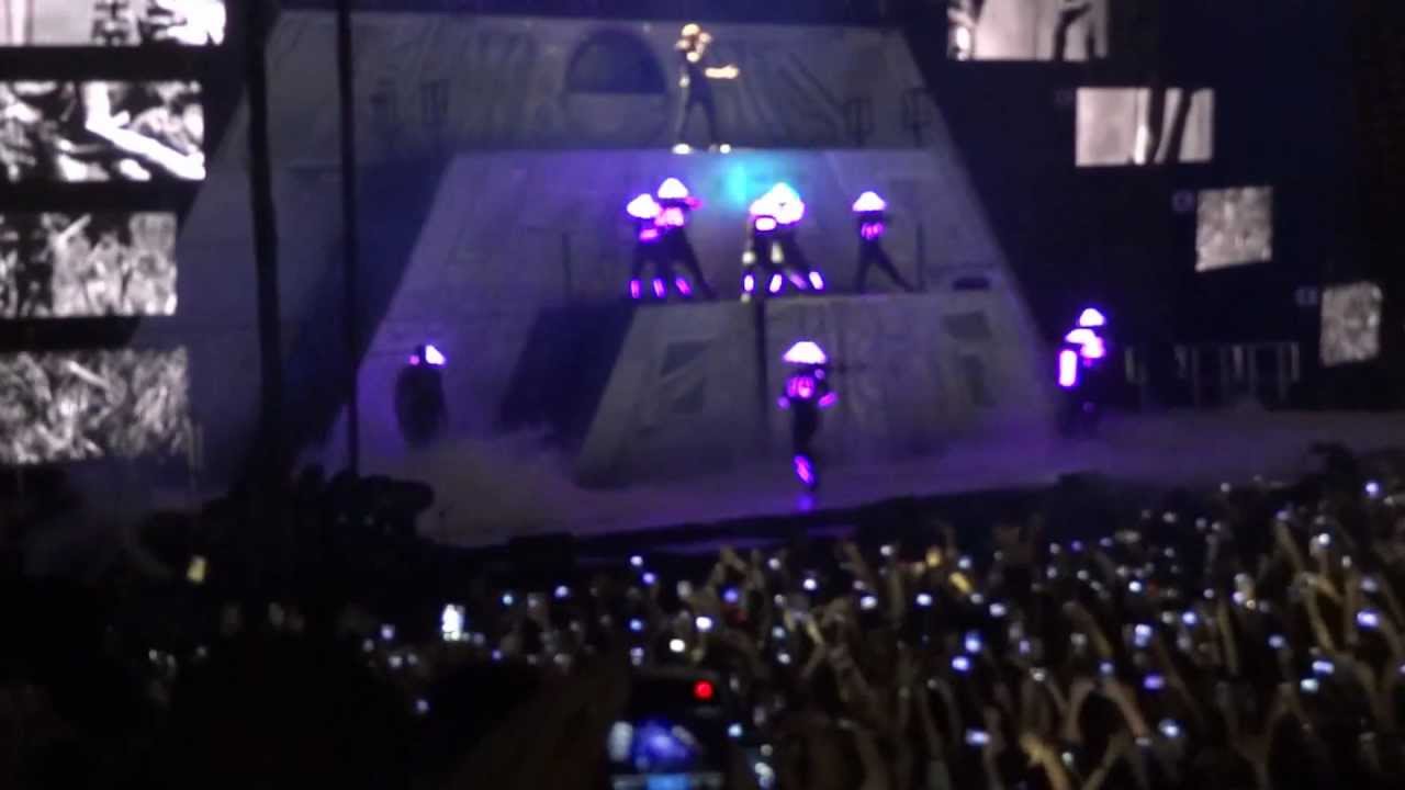 Chris Brown Live Paris Bercy 07/12/12 - Intro + Beautiful people