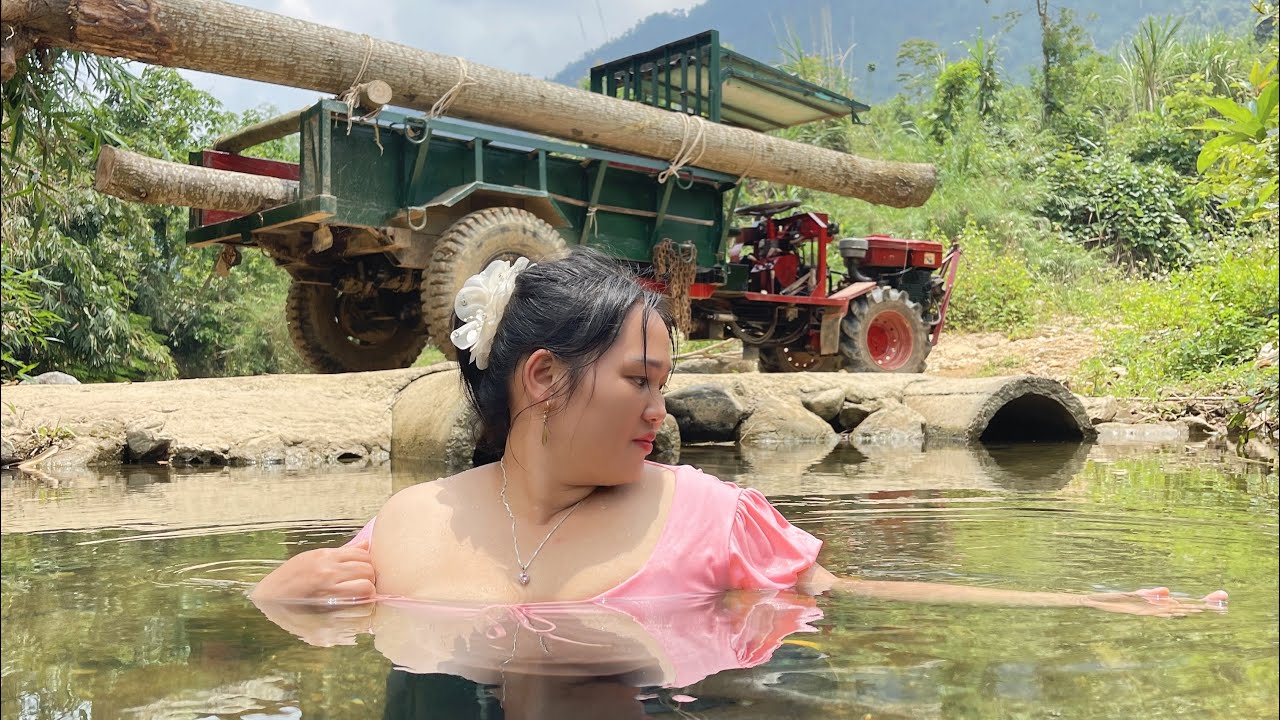 Video of a country girl transporting everything with a farm vehicle for 335 days.