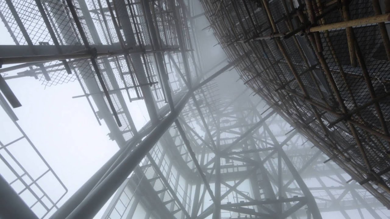Typhoon hits the top of Shanghai Tower