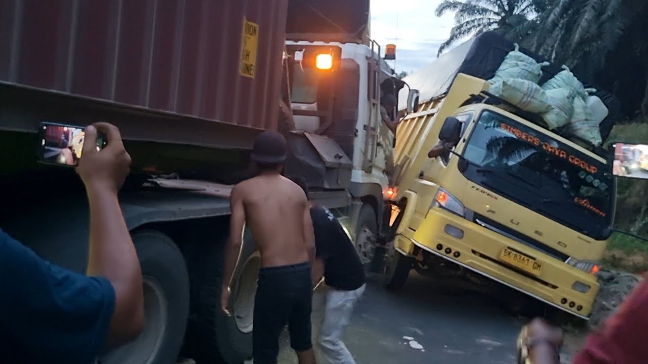 Cekcok Di Bukit Kodok,  Akibat Nyalip Gunting  Truk Jatuh Ke Beram, Insident Sore Menegangkan 