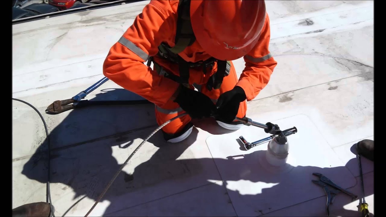 Instalación de línea de vida para tránsito horizontal en techo.