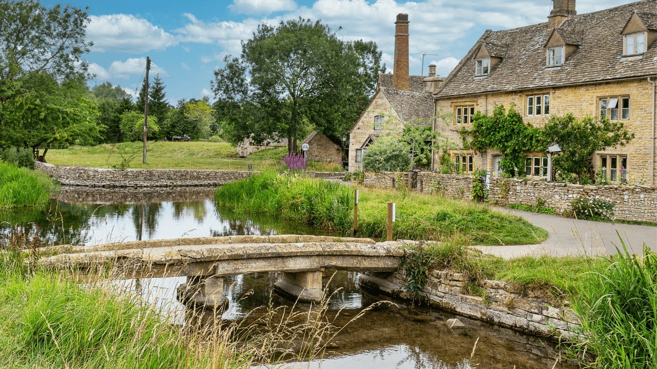 Lower Slaughter , COTSWOLDS England , English Village Walk