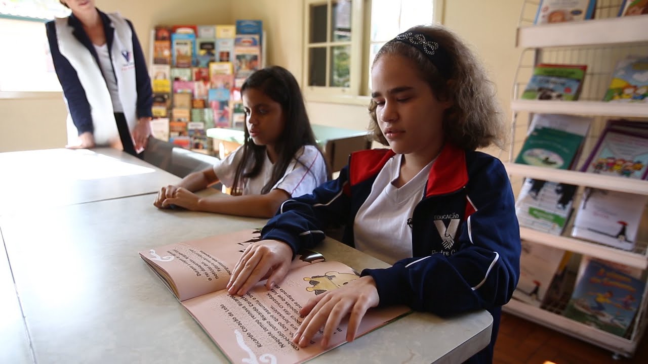 Como os cegos leem? Veja roda de leitura feita pela 'Folhinha'