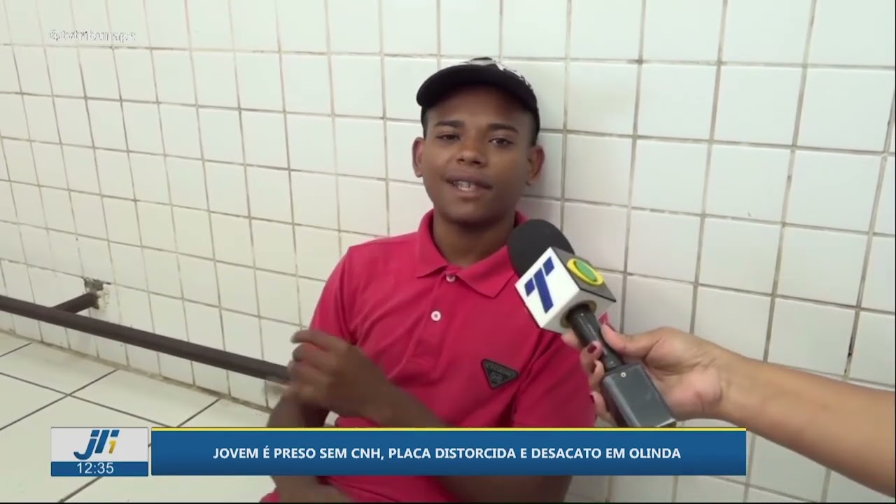 Jovem é preso sem CNH, placa distorcida e desacato em Olinda
