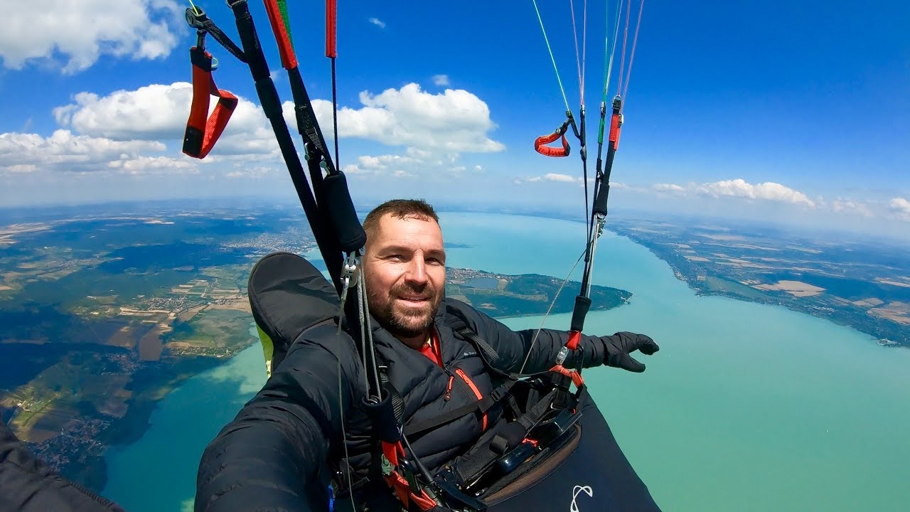 Balaton átrepülés, siklóernyővel a felhők között.