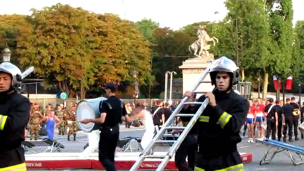 Le spectacle des sapeurs-pompiers de Paris du défilé du 14 juillet 2011 sur TV28 (extrait).
